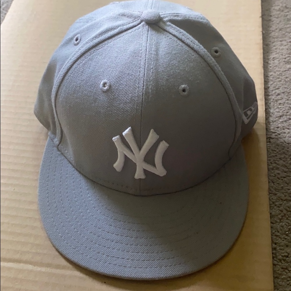 Brand new Yankees fitted hat. Size 7 1/8